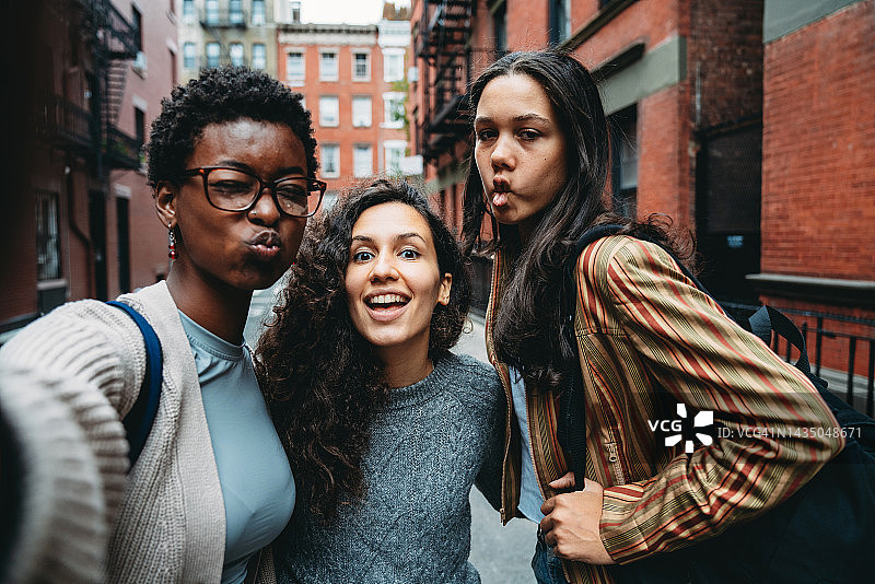 三个朋友在纽约街头自拍图片素材