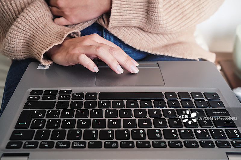 女子使用笔记本电脑触摸板上网休闲图片素材