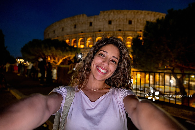 在罗马快乐的旅行者与罗马竞技场自拍图片素材