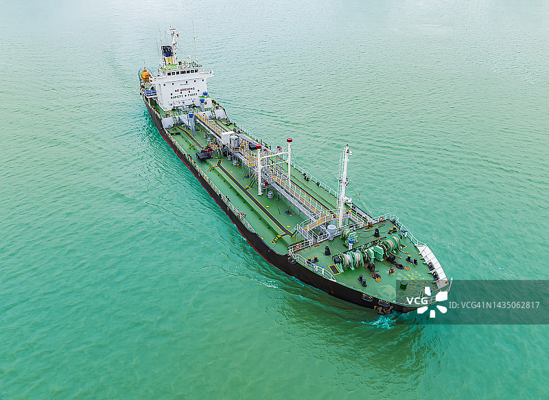 海上航行的绿色油轮航拍，船上配有橙色救生艇，关于能源和石油业务图片素材