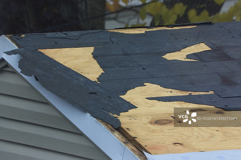 屋顶拆卸更换期间的裸露屋顶图片素材