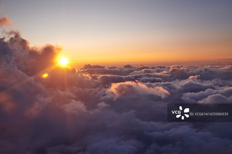 太阳和云彩：美丽的戏剧性天空图片素材