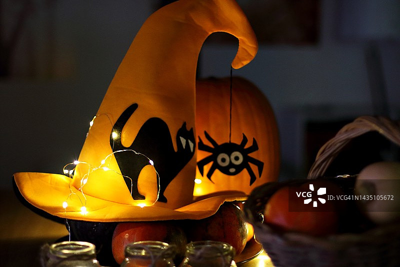 戴着女巫帽的万圣节南瓜图片素材
