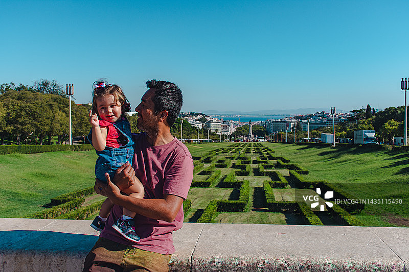 父亲在爱德华七世公园与女儿互动图片素材