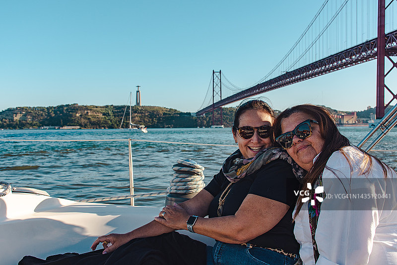 在里斯本的帆船上联谊的老年妇女图片素材