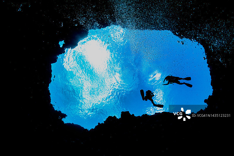 在帕劳密克罗尼西亚著名海龟湾入口处的潜水员图片素材