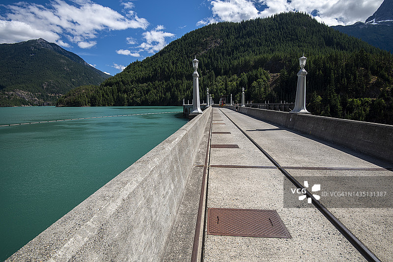 迪亚布罗湖，华盛顿州北喀斯喀特山脉图片素材