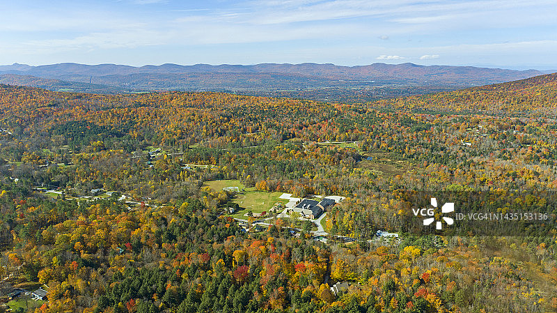 佛蒙特州秋季航拍山脉和城镇图片素材