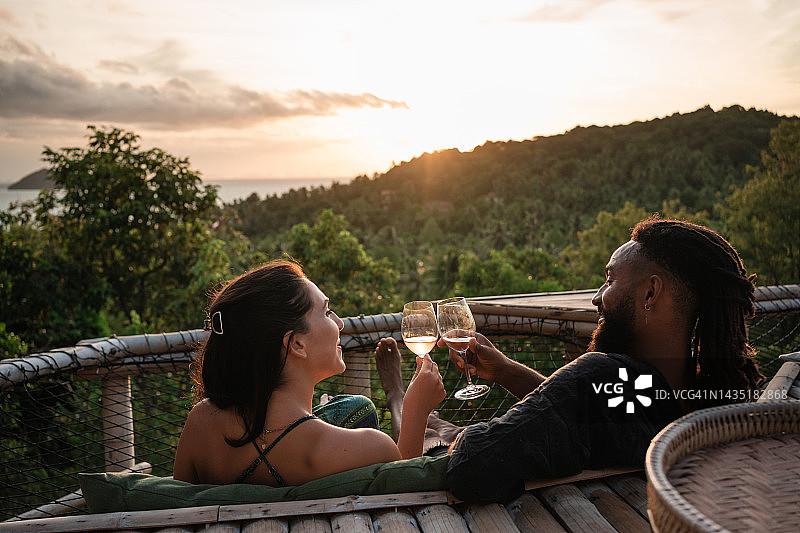 情侣品着红酒欣赏日落图片素材