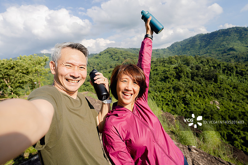 在山区锻炼后自拍的亚洲老年人肖像图片素材