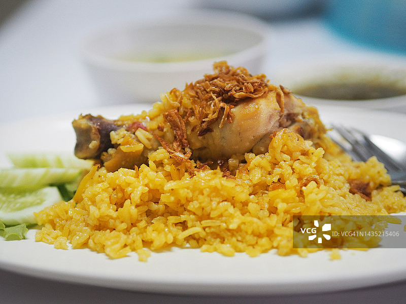 印度传统菜肴：香料腌制鸡肉黄米饭图片素材