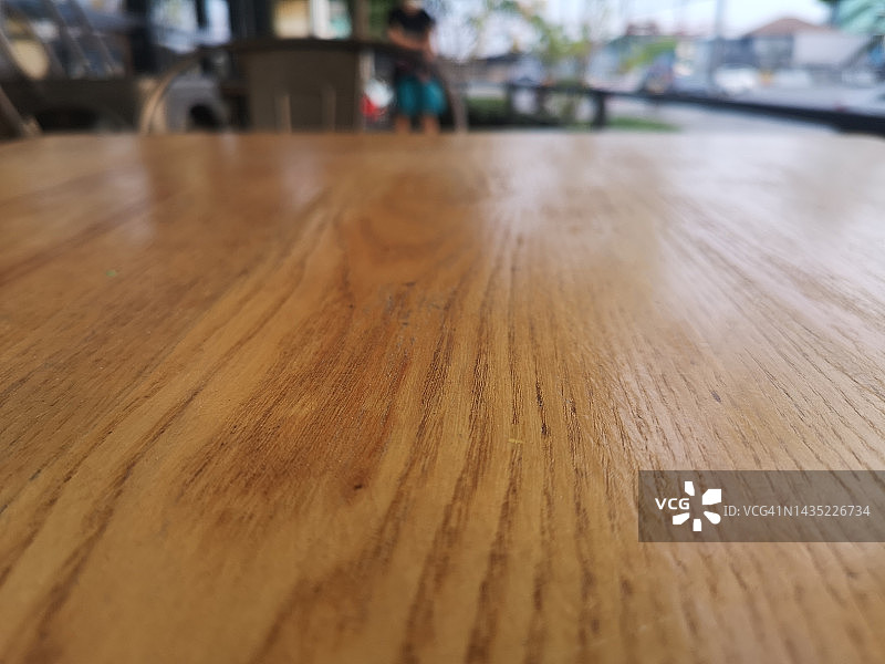 模糊背景上的木桌图片素材