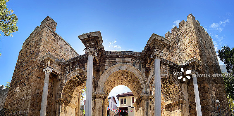 土耳其安塔利亚老城哈德良门图片素材