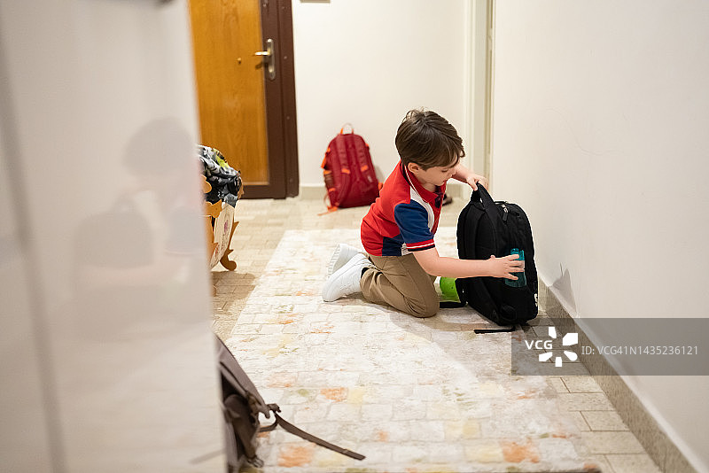 8岁孩子准备上学书包图片素材