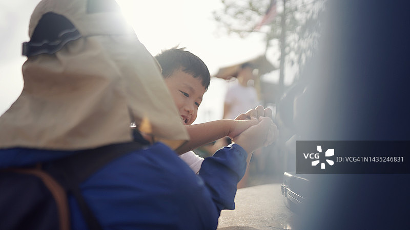 在户外玩扳手腕的亚洲男孩图片素材