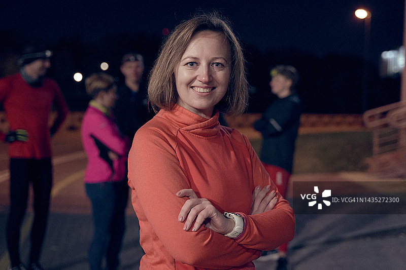 跑步俱乐部背景下的女子肖像图片素材