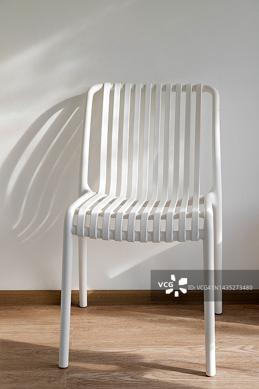 明亮家居中的现代白色椅子装饰图片素材
