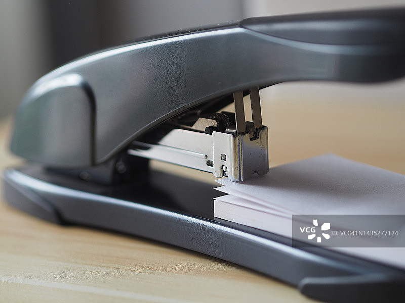 木桌上的黑色订书机图片素材