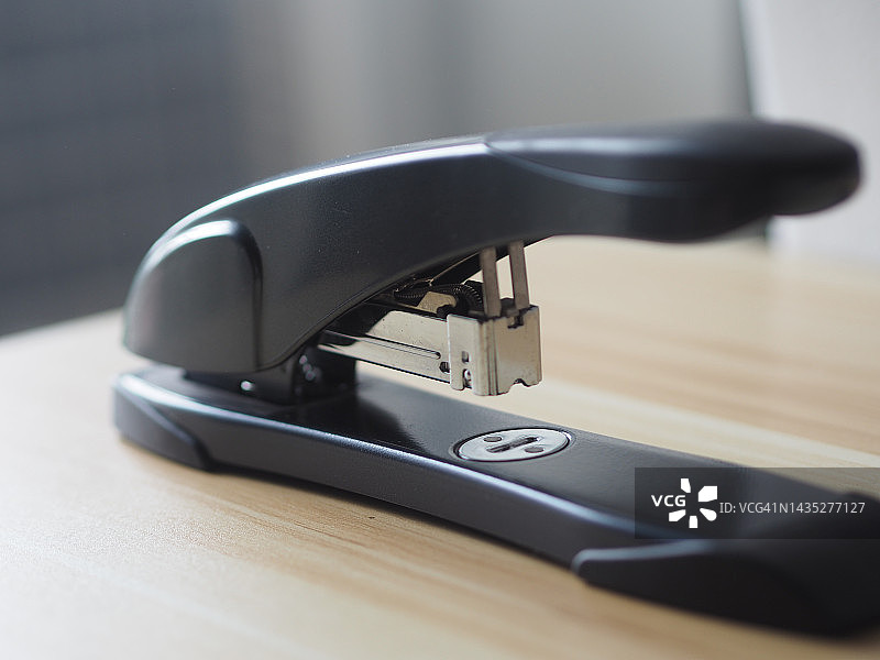 木桌上的黑色订书机图片素材