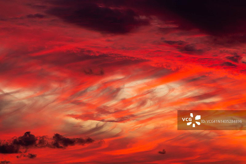 北方傍晚的红色日落天空图片素材