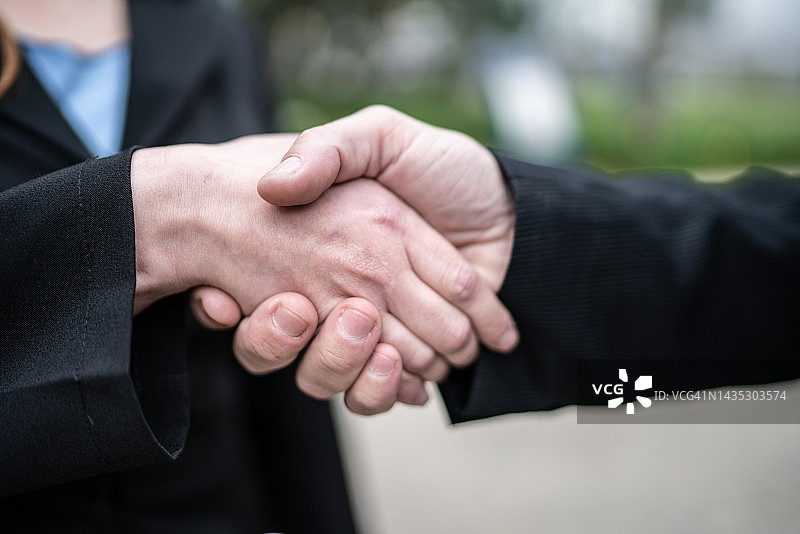 户外握手的商务人士图片素材