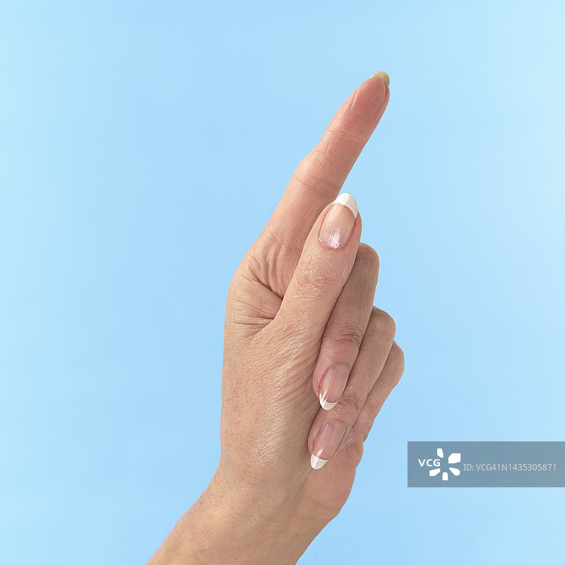 女人用一根手指指点图片素材