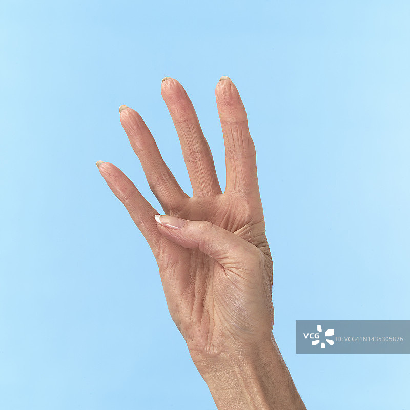 女人伸出四根手指图片素材