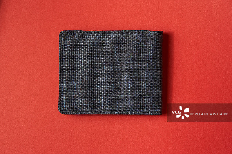 红色背景上的灰色钱包样机图片素材