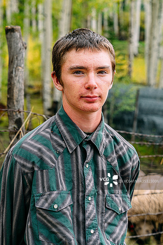 科罗拉多州小镇家庭牧场上的白人少年牧场主图片素材