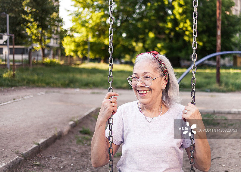 荡秋千的老年女性图片素材