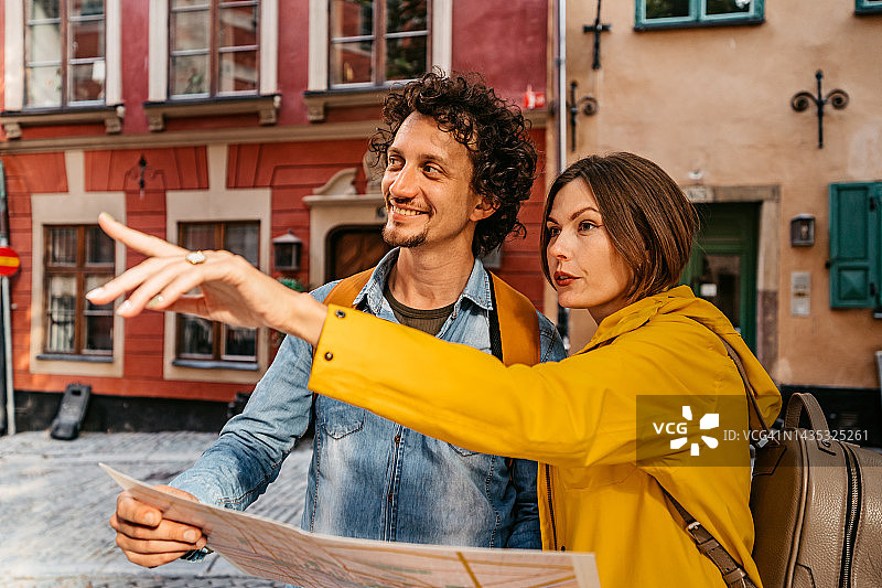 在斯德哥尔摩城市中看地图的年轻游客夫妇图片素材