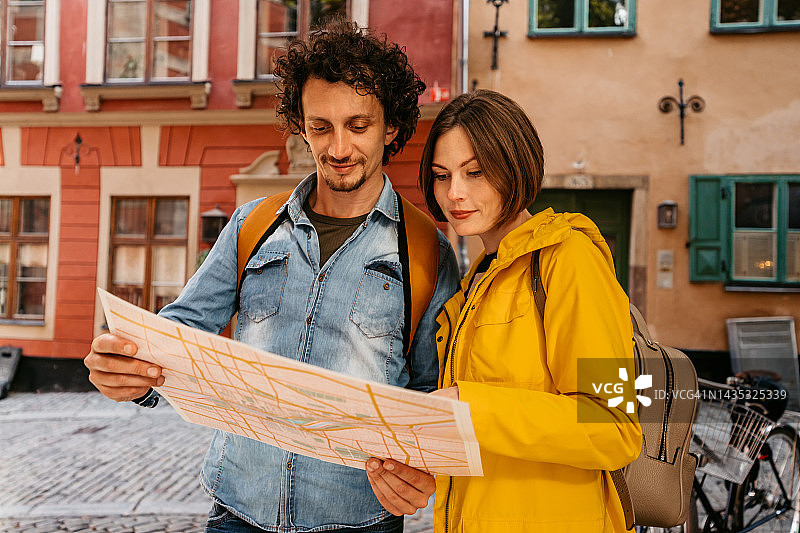 在斯德哥尔摩城市中看地图的年轻游客夫妇图片素材
