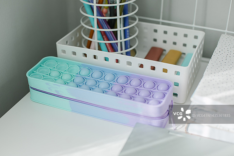 桌面白色收纳盒学习用品Pop it铅笔盒图片素材