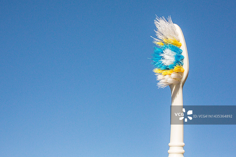 旧牙刷背景，磨损的蓝色牙刷图片素材