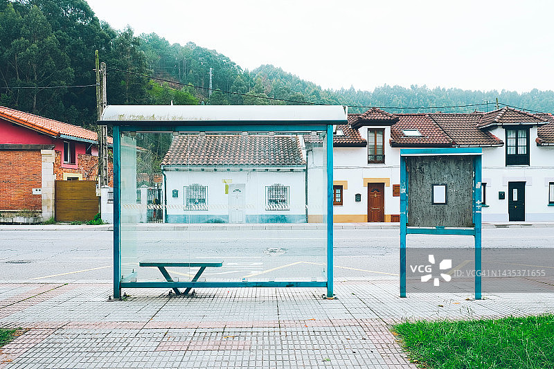 小村庄的巴士站和广告牌图片素材