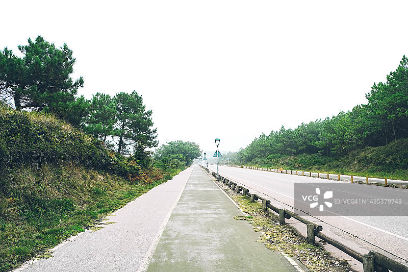 带步行区和自行车道的道路的透视递减图片素材