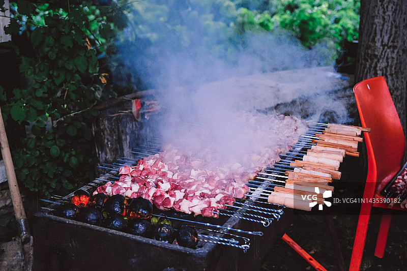 烤架上烤制的肉串图片素材