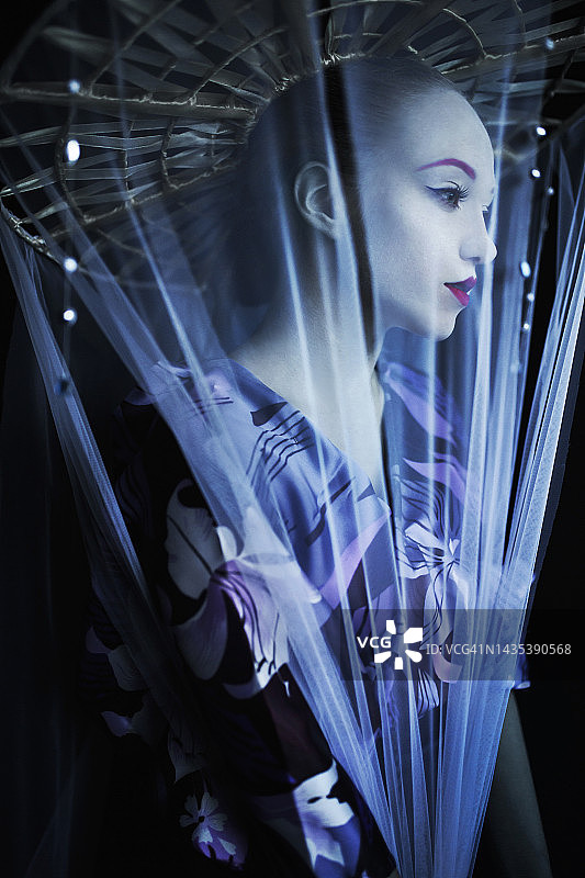 穿着和服的艺伎：红唇亚洲女性，黑色背景，精致妆容，亚洲时尚图片素材