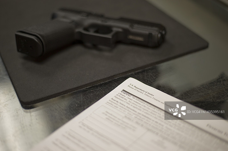 政治概念：枪支商店图片素材