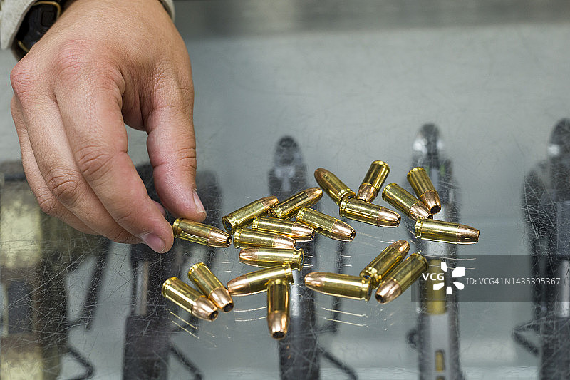政治概念：枪支商店图片素材
