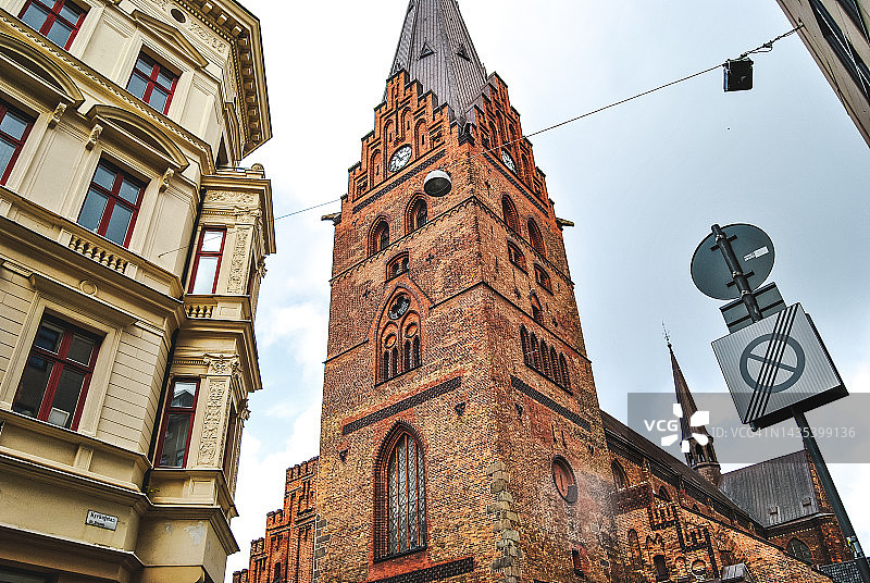 瑞典马尔默的教堂仰视图片素材