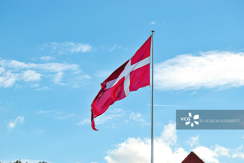 悬挂在旗杆上迎风飘扬的丹麦国旗图片素材