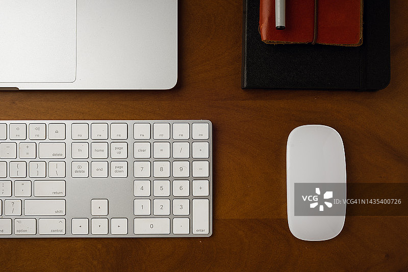 带有笔记本电脑键盘和皮革笔记本的商务办公桌扁平风格图像图片素材