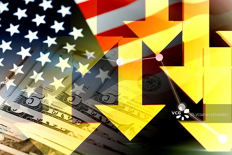 经济走势图：黄色下降箭头、美元现金和美国国旗图片素材