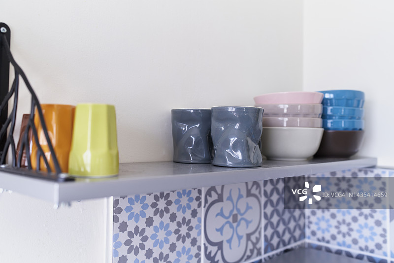 灰色厨房架子上的陶瓷盘和咖啡杯图片素材