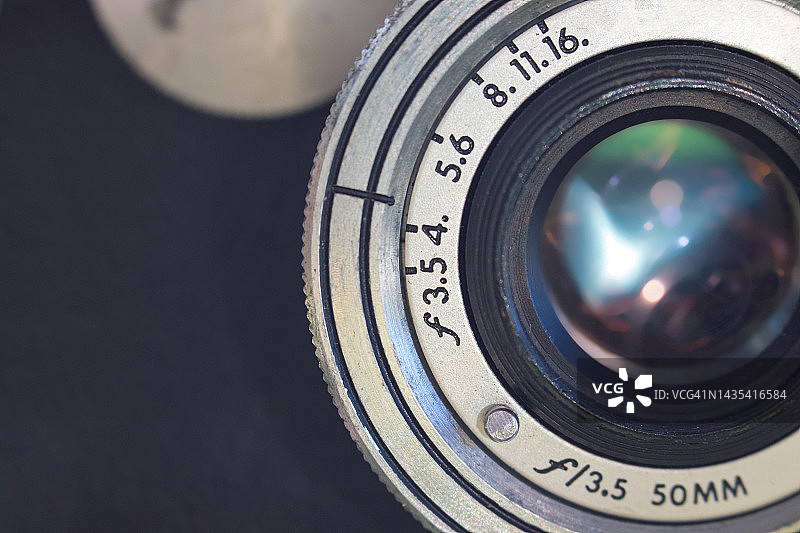 近距离拍摄带光圈的复古50mm镜头图片素材