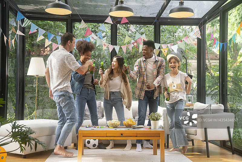 派对：社交活动、友谊、家庭生活、公寓图片素材