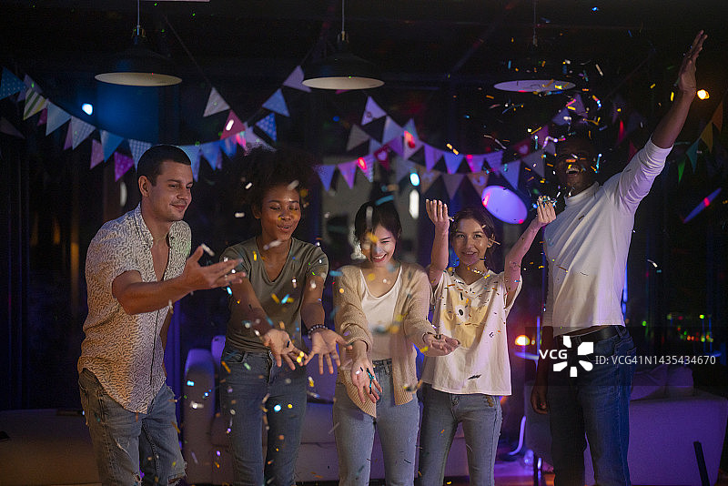 圣诞派对 - 社交活动，五彩纸屑，新年除夕图片素材