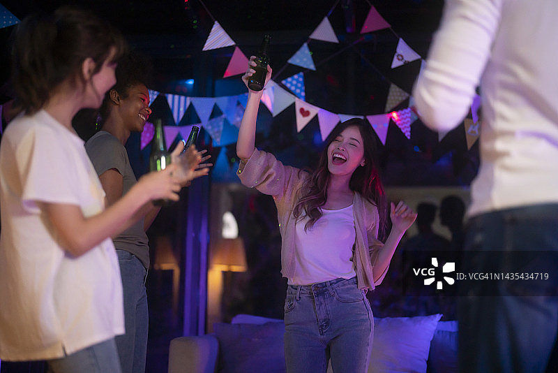 社交聚会： дома, 舞会，庆祝活动图片素材