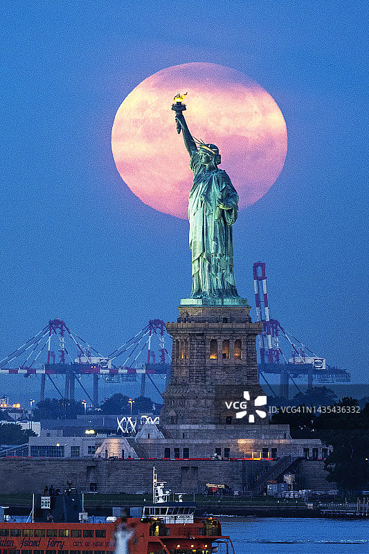 纽约市自由女神像上空的满月图片素材
